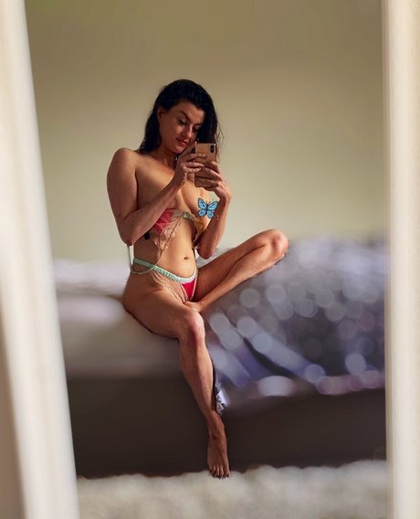 Mia Snow_ onlyfans model