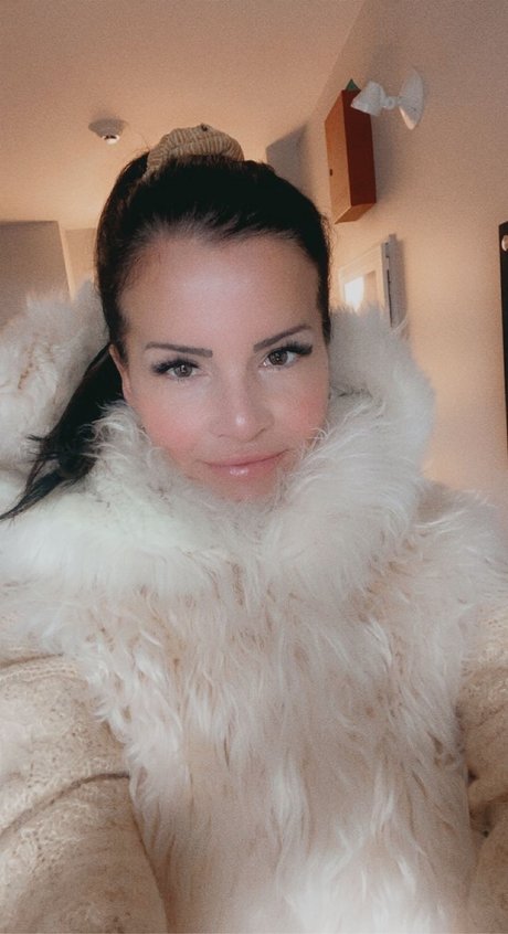 _bellarosy_ onlyfans model photo