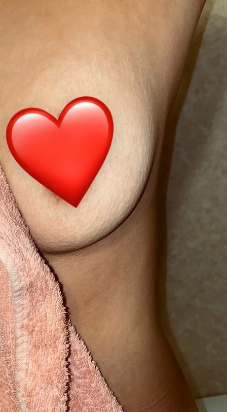 julieknutsen02 onlyfans model images