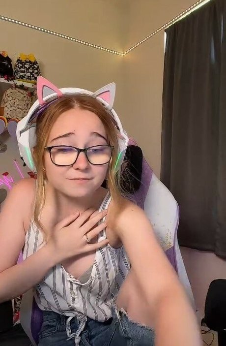 Lyssaurora onlyfans leaked.