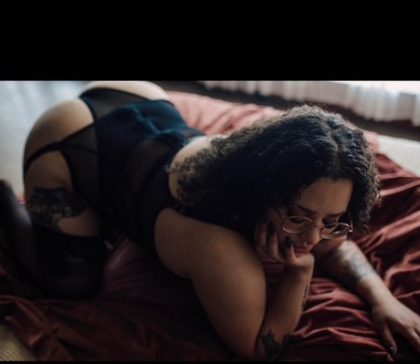 Golden Babe onlyfans model images