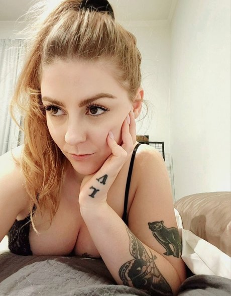 Lorien Gugich onlyfans striptease