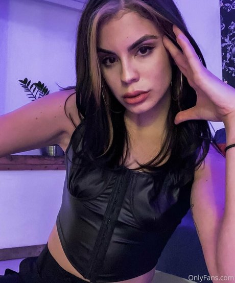 blonde xxx onlyfans pornos depiction