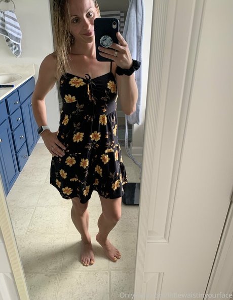 littlewaistinyourface onlyfans striptease