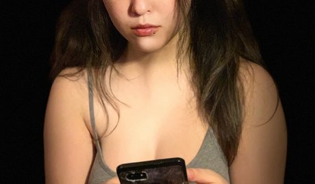 Lilian Lynch onlyfans strip tease