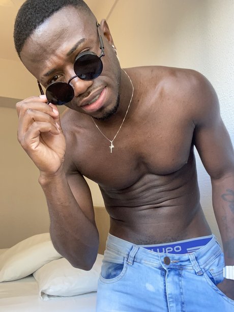 Plinio mundo mais onlyfans topless