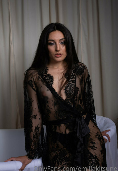 onlyemiliaa onlyfans naked