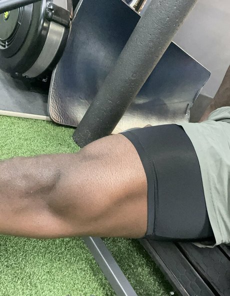 midwestthangs naked on onlyfans