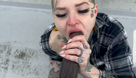 midwestthangs onlyfans tits