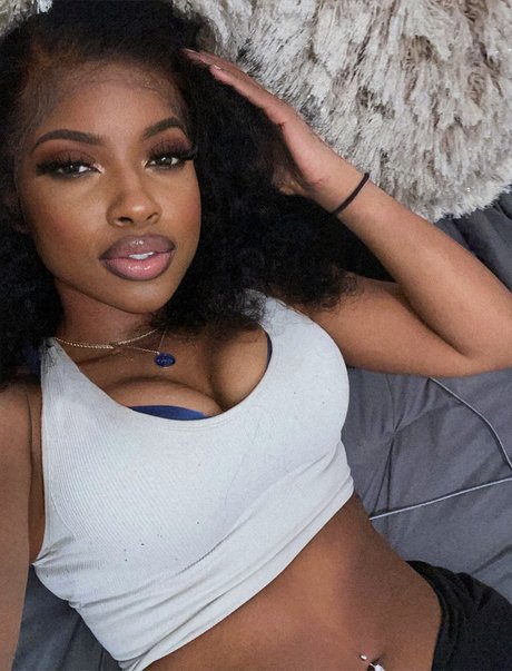 Pretty Zee_ onlyfans hot