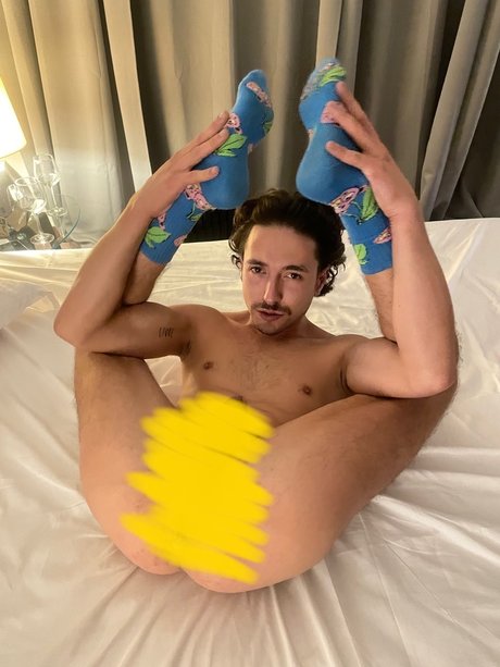 Romeo Bottom Boy in the Mirror onlyfans leaked tits