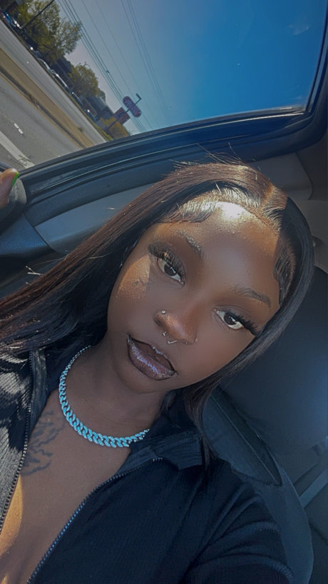 Robyn_ onlyfans model images