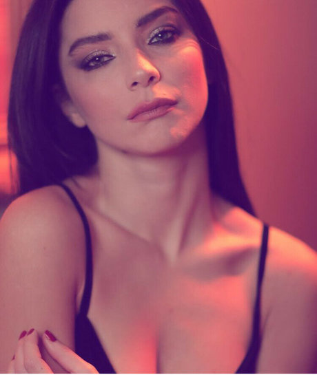 Merve Bolugur sexy onlyfans