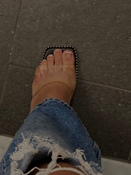 Ten pretty toes onlyfans lean