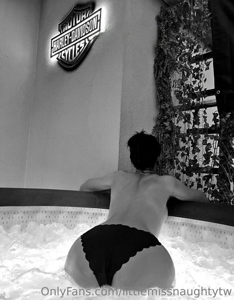 littlemissnaughtytw onlyfans leaks