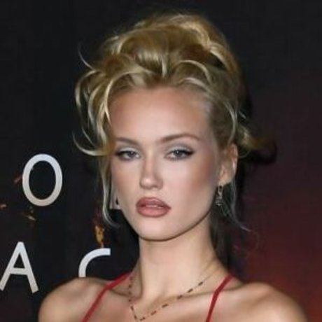 Chloe Rose Robertson  picture