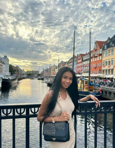 Mae Kulit onlyfans striptease