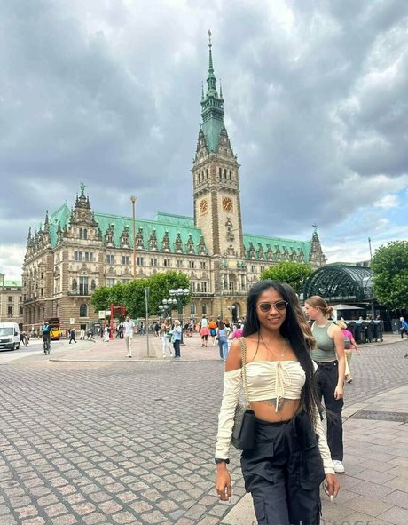 Mae Kulit naked only fans