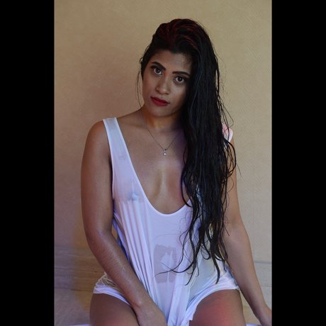 KeshaniAlizahh onlyfans leaks