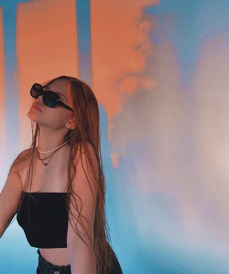 girlnoshoes onlyfans strip tease