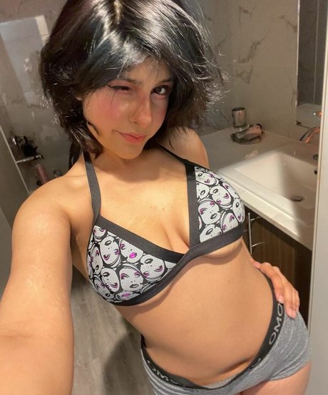 Dhawani Chugh onlyfans model