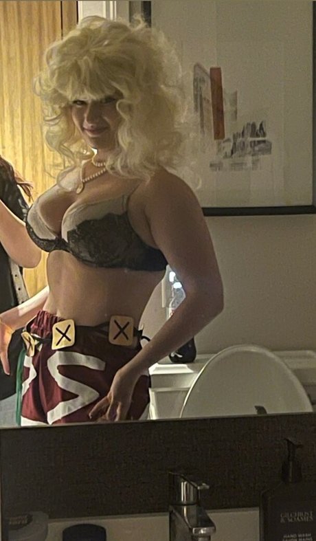 venom wifey  depiction