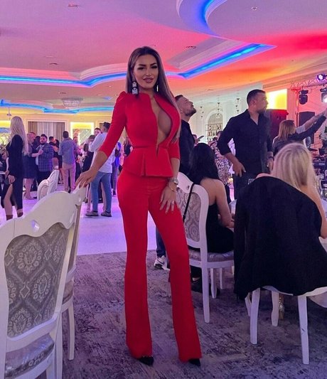 Iulia Carmen onlyfans striptease