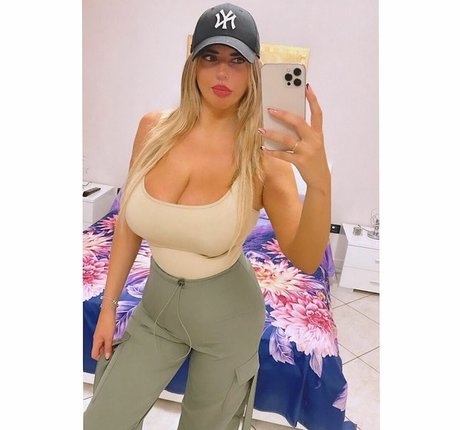 Anna Riano onlyfans leajs