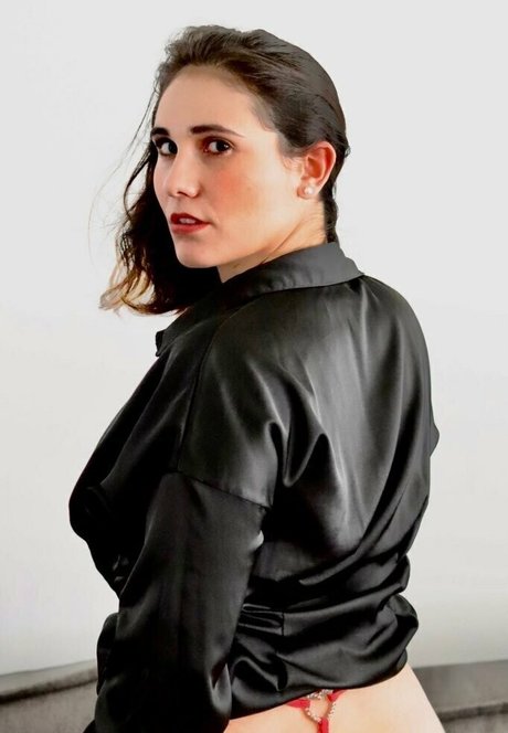 caro trueba28 onlyfans posts