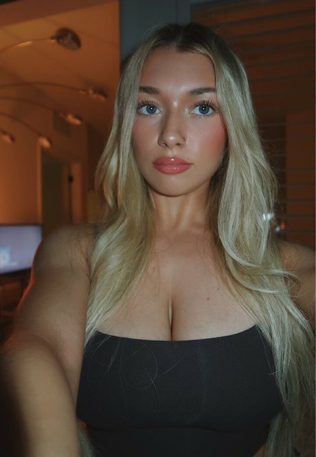 Sara Brooks onlyfans model photo