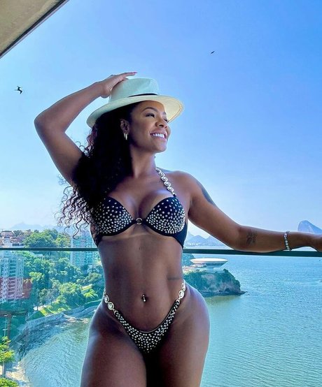 Jessica Apolinario onlyfans striptease