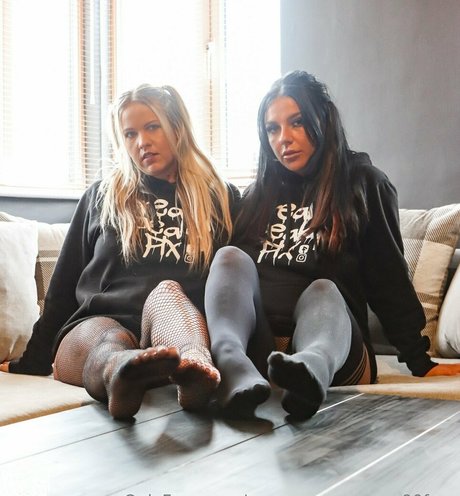 pregnant teacher onlyfans nude self-portrait