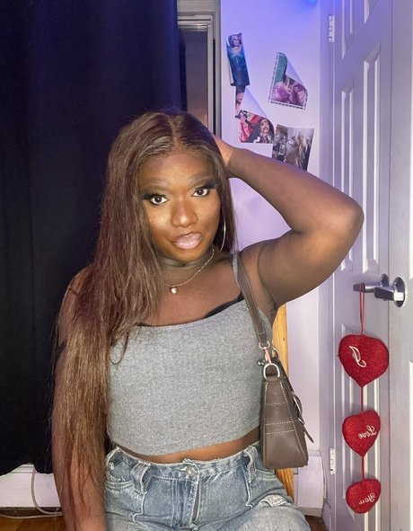 sissy serayah is on onlyfans