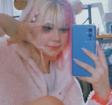 frogzzi onlyfans model