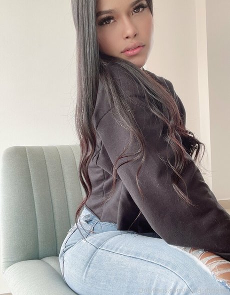 skinny brunette onlyfans nudes image