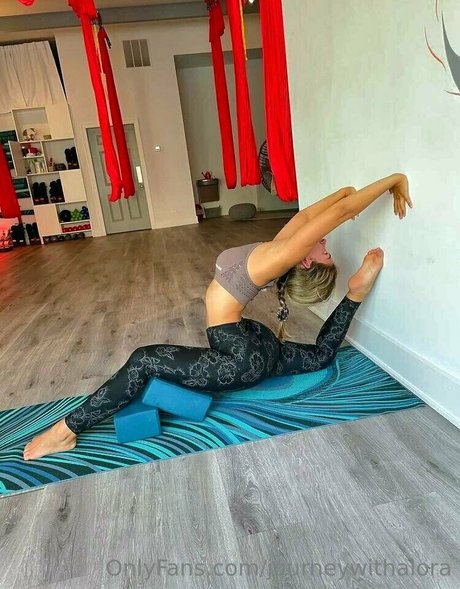 journeywithalora onlyfans leaked xxx