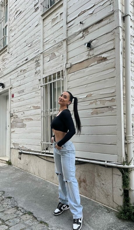 Hale Cabbar strip onlyfans