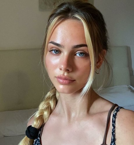 Sara Crumbleleg only fans content