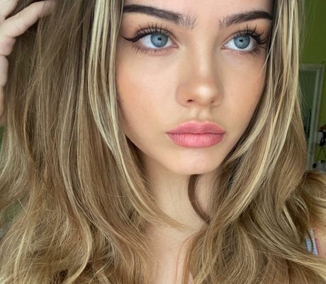 Sara Crumbleleg nude only fans