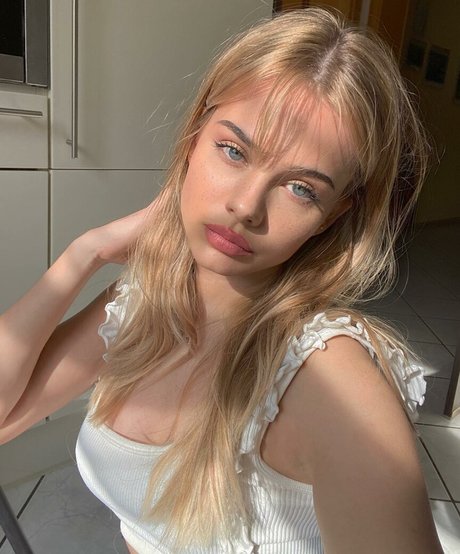 Sara Crumbleleg onlyfans nude content