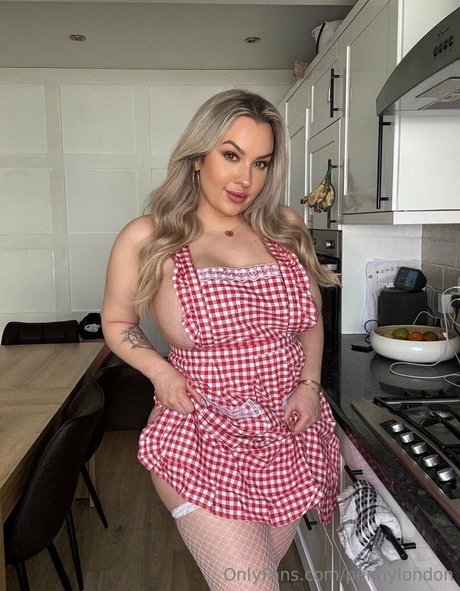 pennylondon onlyfans striptease