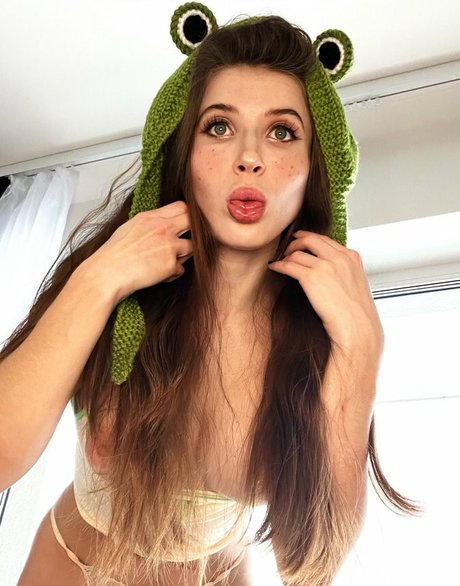 Vanessa Hillz  still