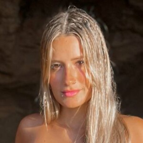 Milena Laplassotte onlyfans striptease