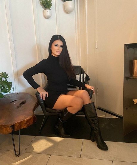 Evelyn Alvarez onlyfans leaks.