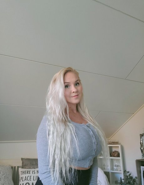 Emilia Linden onlyfans leaked photos