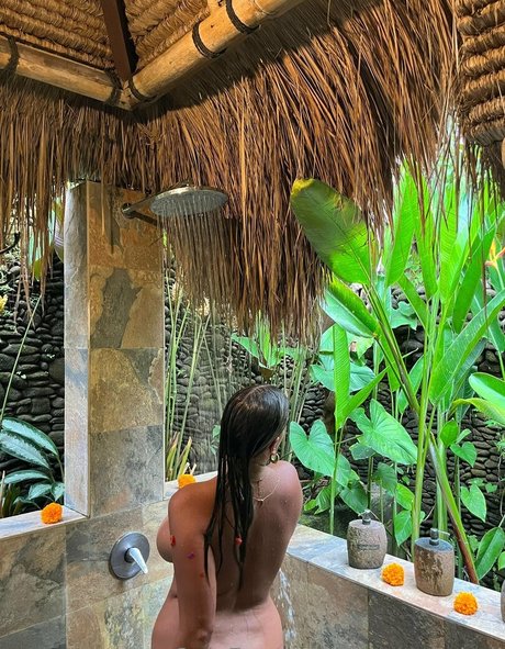 saucytitsbali onlyfans desnuda