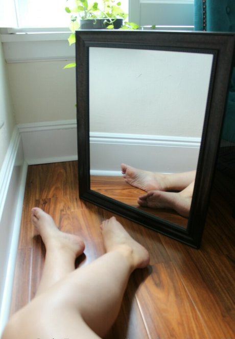 barefoot babe02  view