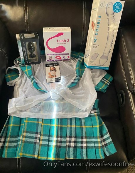 exwifesoonfree onlyfans strip tease