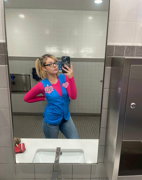 snowbunnyalii naked on onlyfans