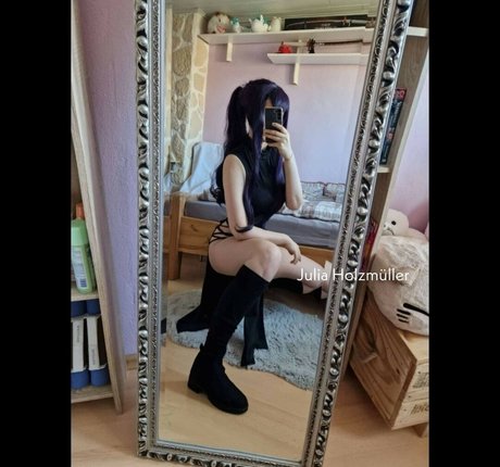 Julia Holzmuller  snapshot